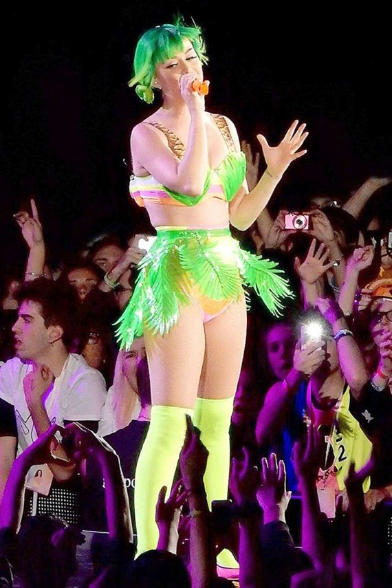 Katy-Perry -Performs